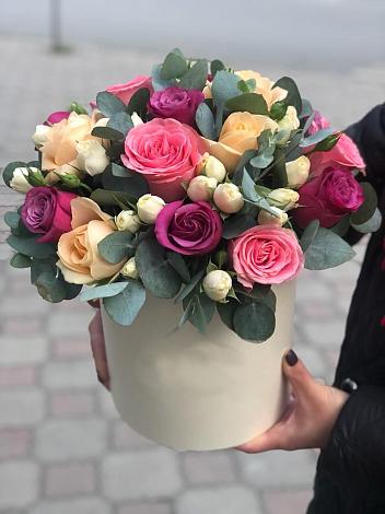 Цветочная композиция из Розы в шляпной коробке в Юрлово