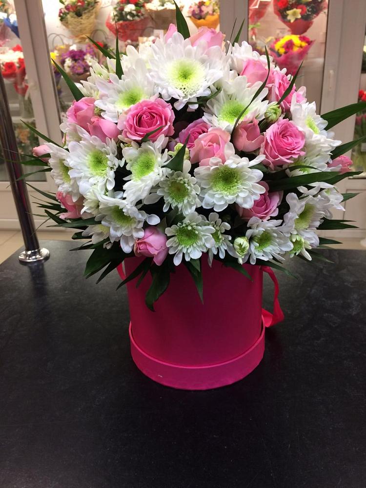 Цветочная композиция из Розы и Хризантемы в шляпной коробке в Юрлово