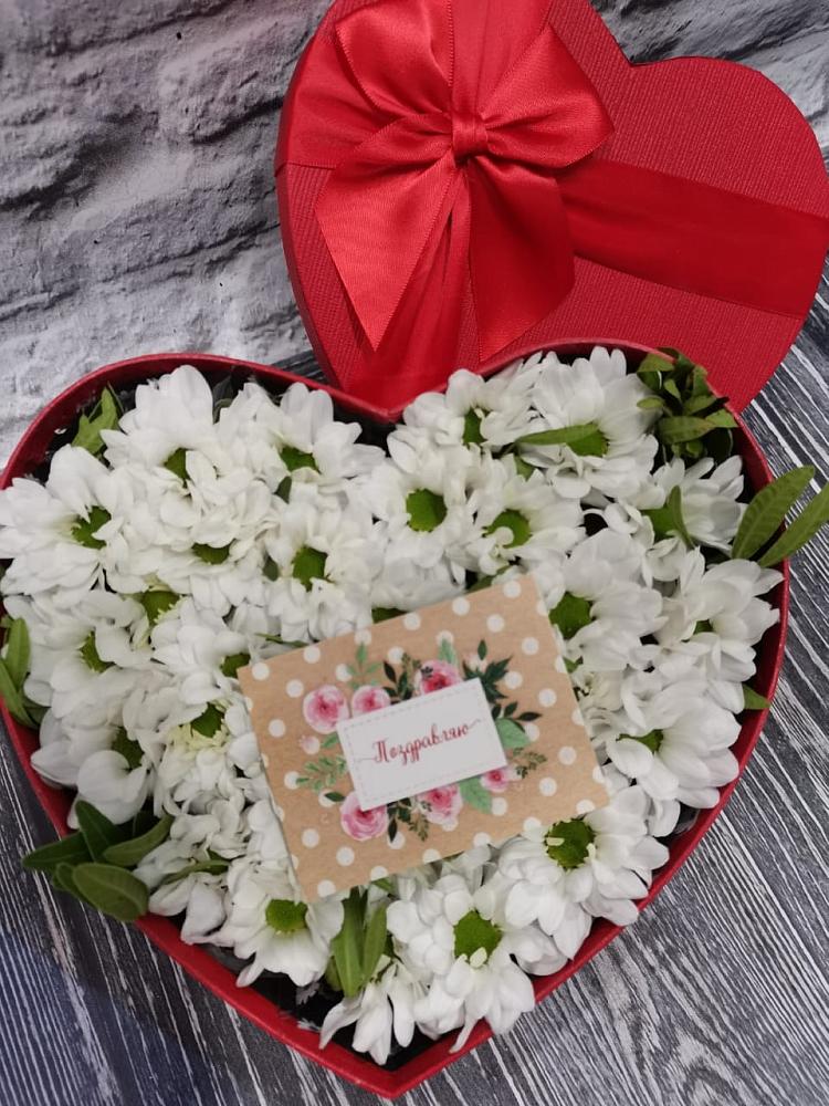 Цветочная композиция из Хризантемы в виде сердца в Юрлово