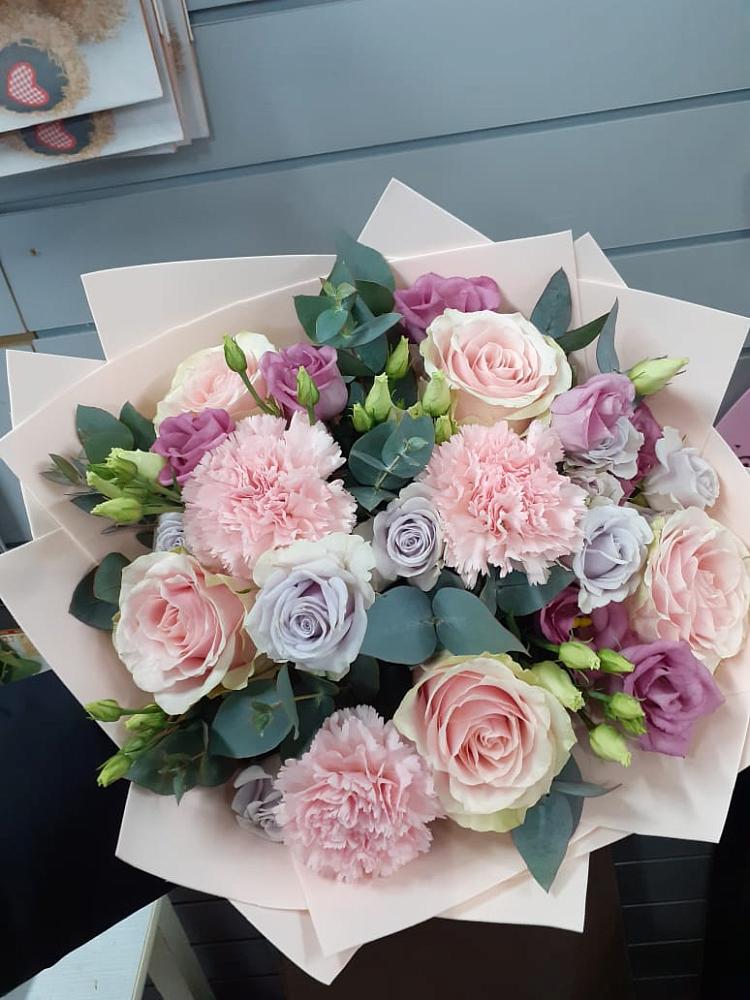 Букет цветов из: Розы, Гвоздики и Лизиантусы в Юрлово